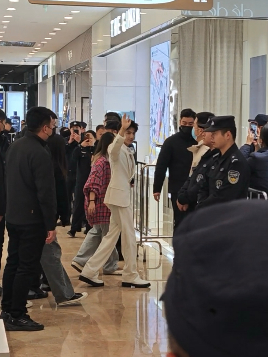 尼玛我问我朋友开始了吗，她说结束了[淡淡的] 