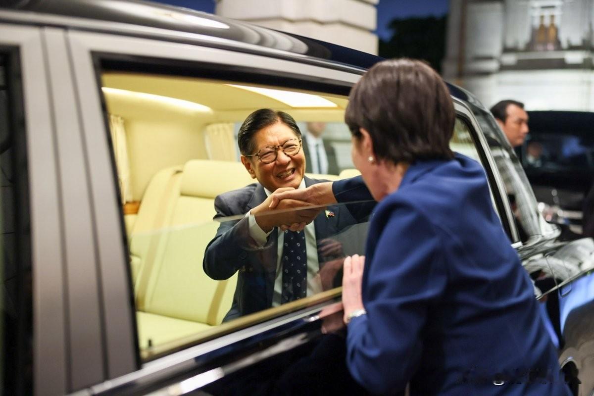 热情过度的高市早苗。日本首相高市早苗在迎宾馆与菲律宾总统小马科斯举行会谈，之后小