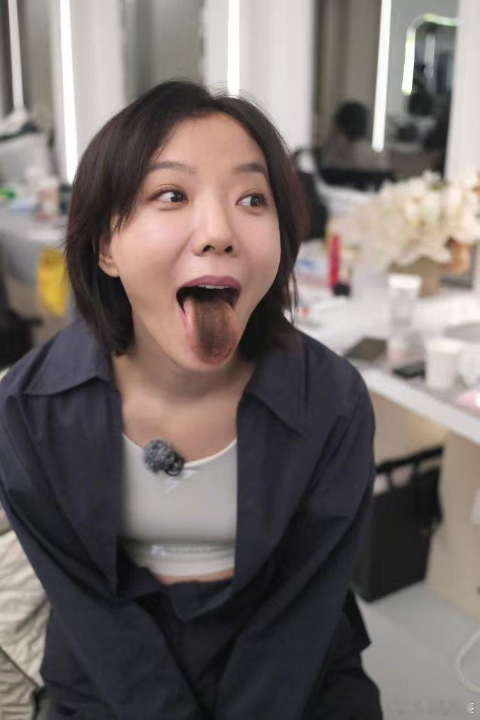 王珞丹一年的库存4小时发完了王珞丹4小时发完2025全年库存！敲架子鼓、干饭、撸