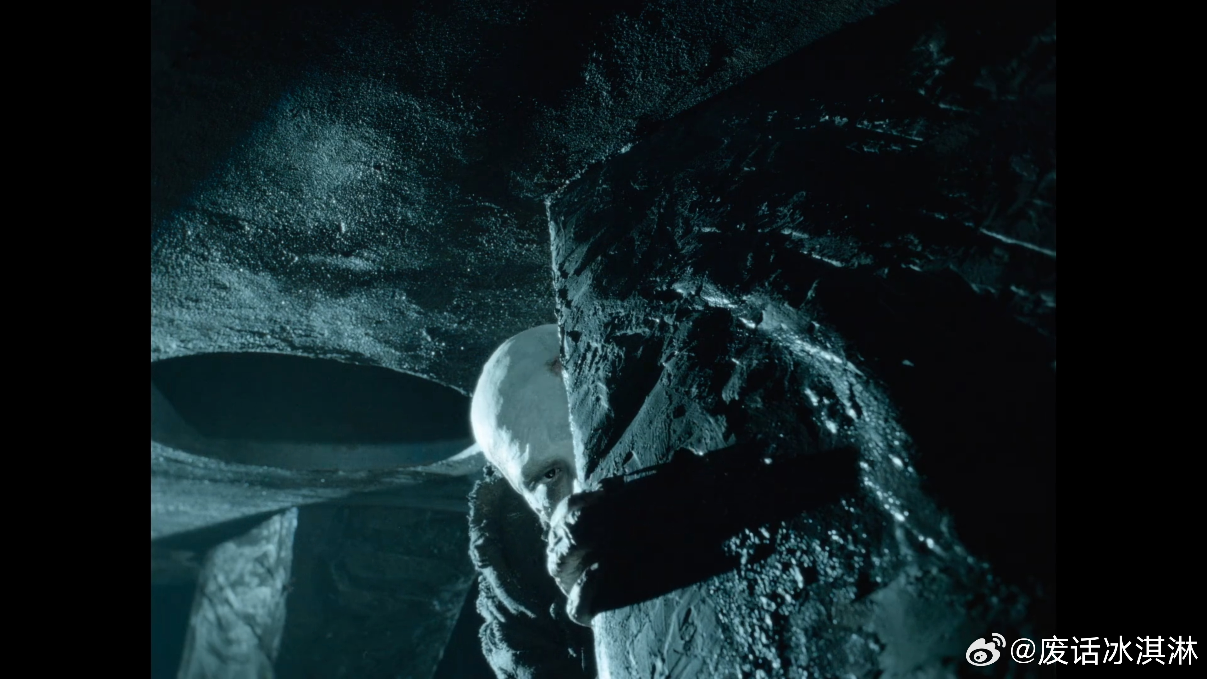 易烊千玺一滴泪镜头被易烊千玺迷魂者的泪打动啊！狂野时代里他面目全非，完全看不出原