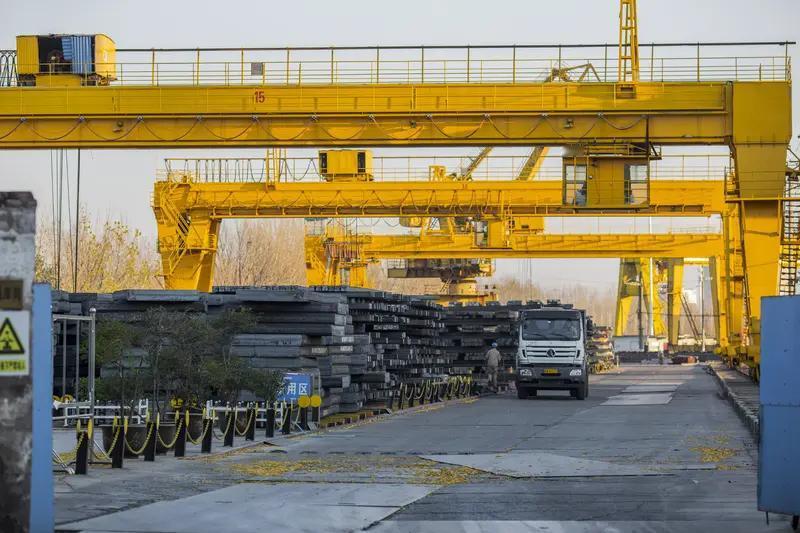 正月初六，河南长垣的河南矿山起重机有限公司火出圈了。别家还沉浸在年味里，它销售大