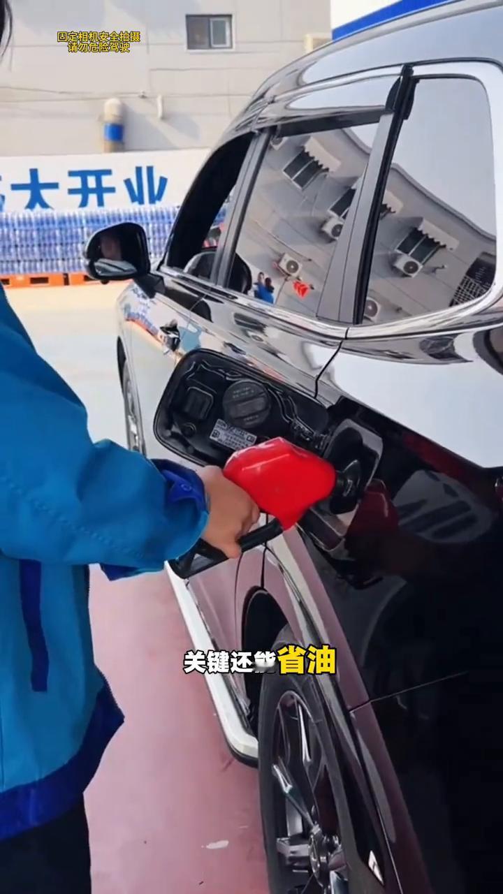 夏天开车车窗要是这么开那就大错特错了。今天告诉你怎么把车窗开的比空调还舒服，关键