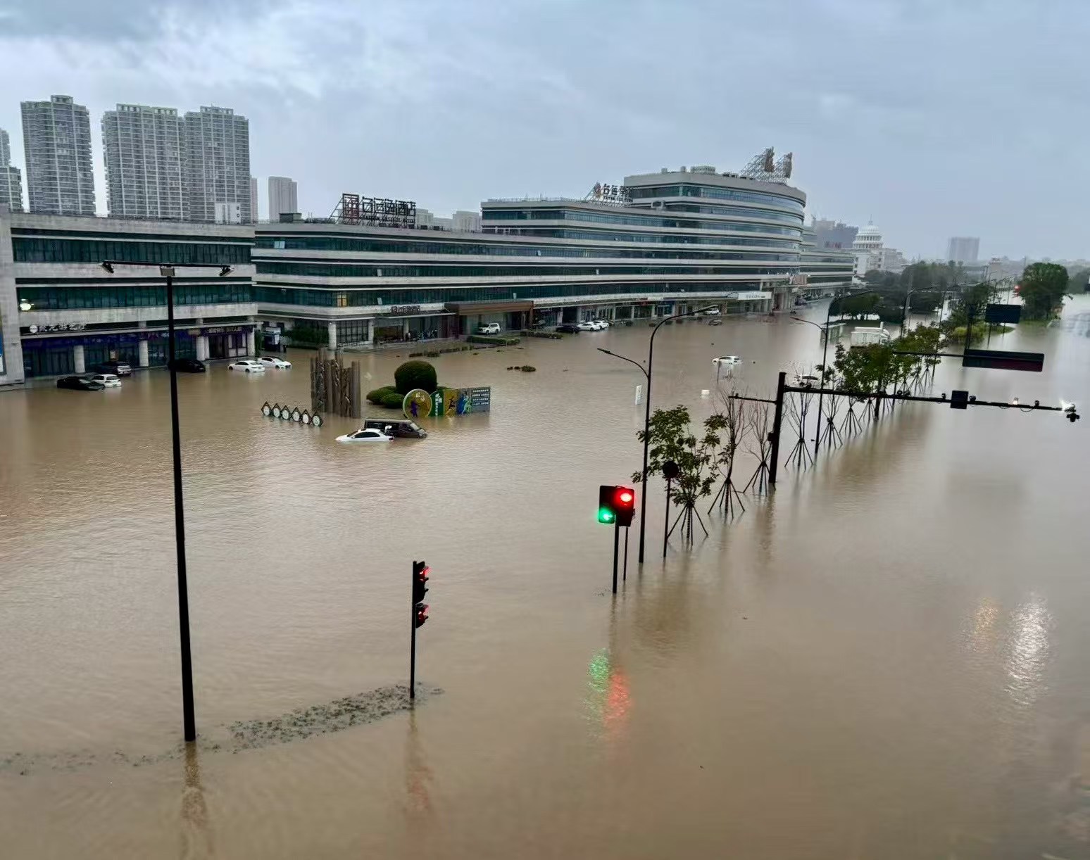白海豚 上班明显，这次大家都低估了白海豚的威力，不管降水量还是风比巴威严重多了今