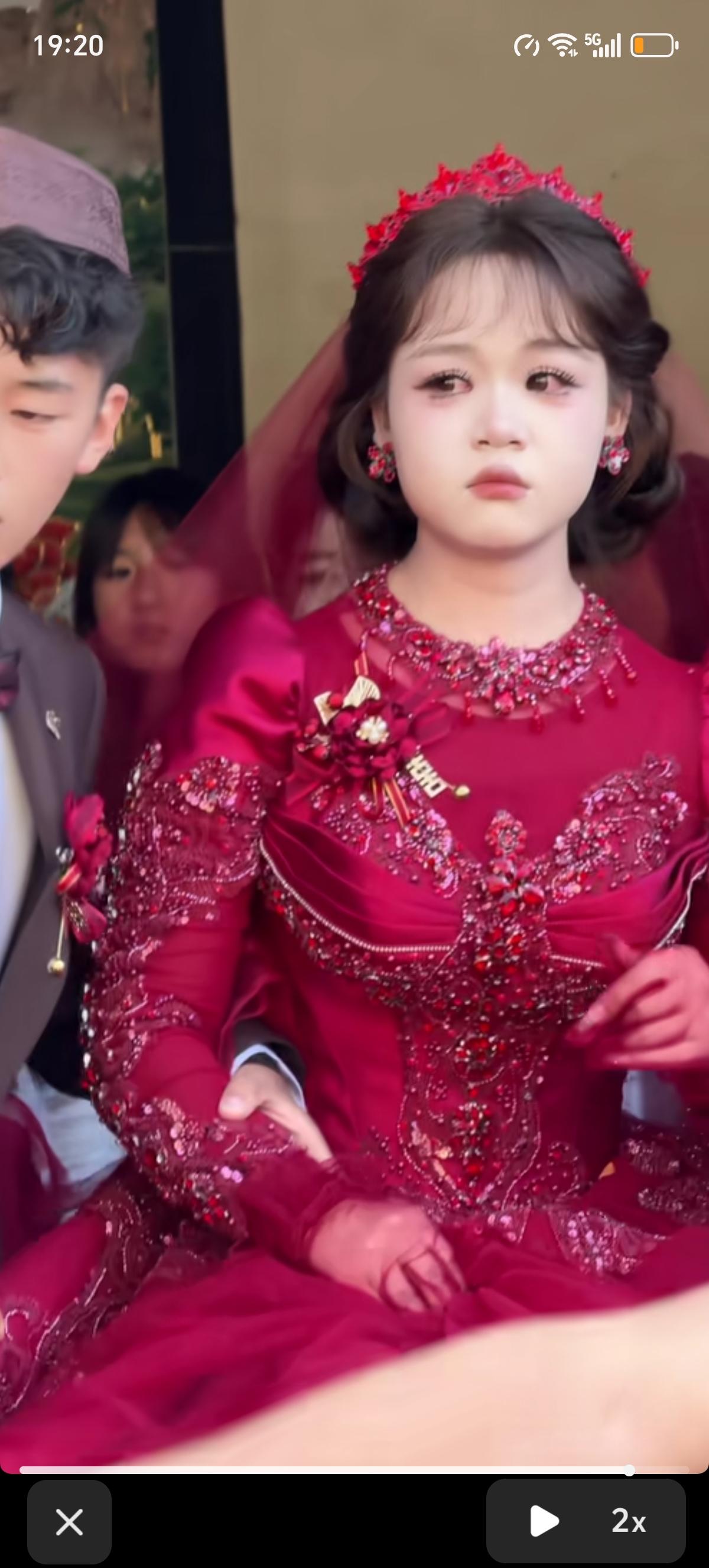 美丽的回族小新娘在举行婚礼仪式的路上止不住的流眼泪，眼睛都哭红了，身边的女孩子和