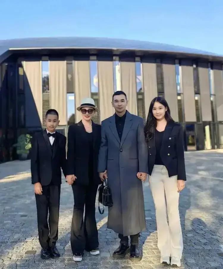 哇哦，好幸福的一家人！女儿像爸爸，儿子像妈妈，都是高颜值，太幸福了，真让人羡慕。