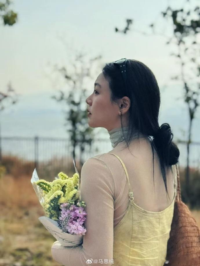 马思纯日常照尽显随性，那状态真让人向往。春日里，似这般自在惬意，快乐也随之悄然复