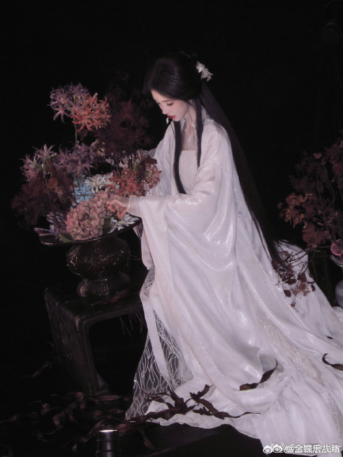 鞠婧祎雪中舞vlog鞠婧祎傀儡舞vlog鞠婧祎工作室声明白雪落肩，红衣翩跹，一舞