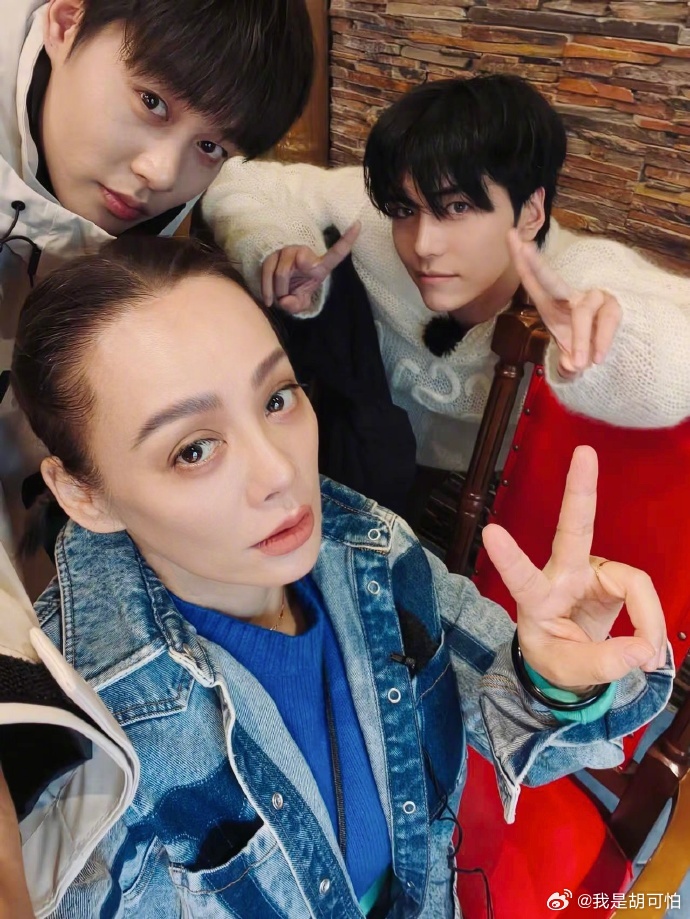 宁静左手柯淳右手邵子恒有弟弟们在，静姐也变成一个乖乖女了吧[doge] ​​​