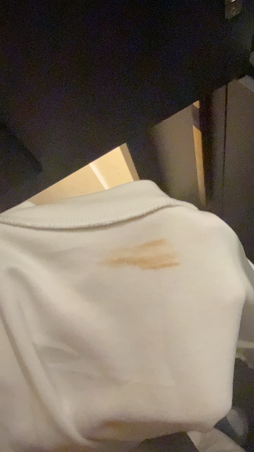 靠，粉底弄白T上了！这就是化妆的烦恼吗？[捂嘴哭] ​​​