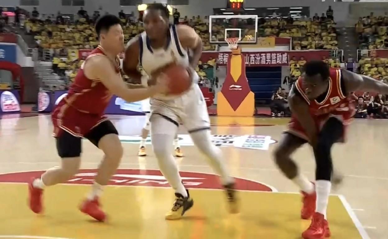 还差点准头！布朗17投得到20分，胡金秋缺阵，山西男篮半场领先广厦2分！

这场