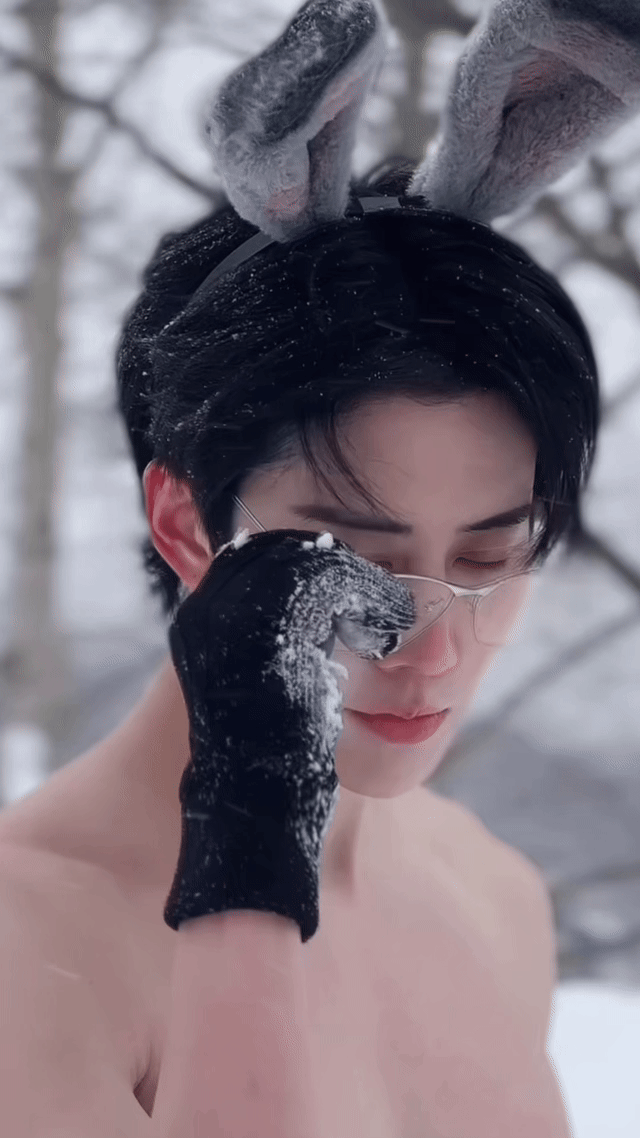 mike雪地半裸照妈呀！好拼 只有我关心冷不冷嘛