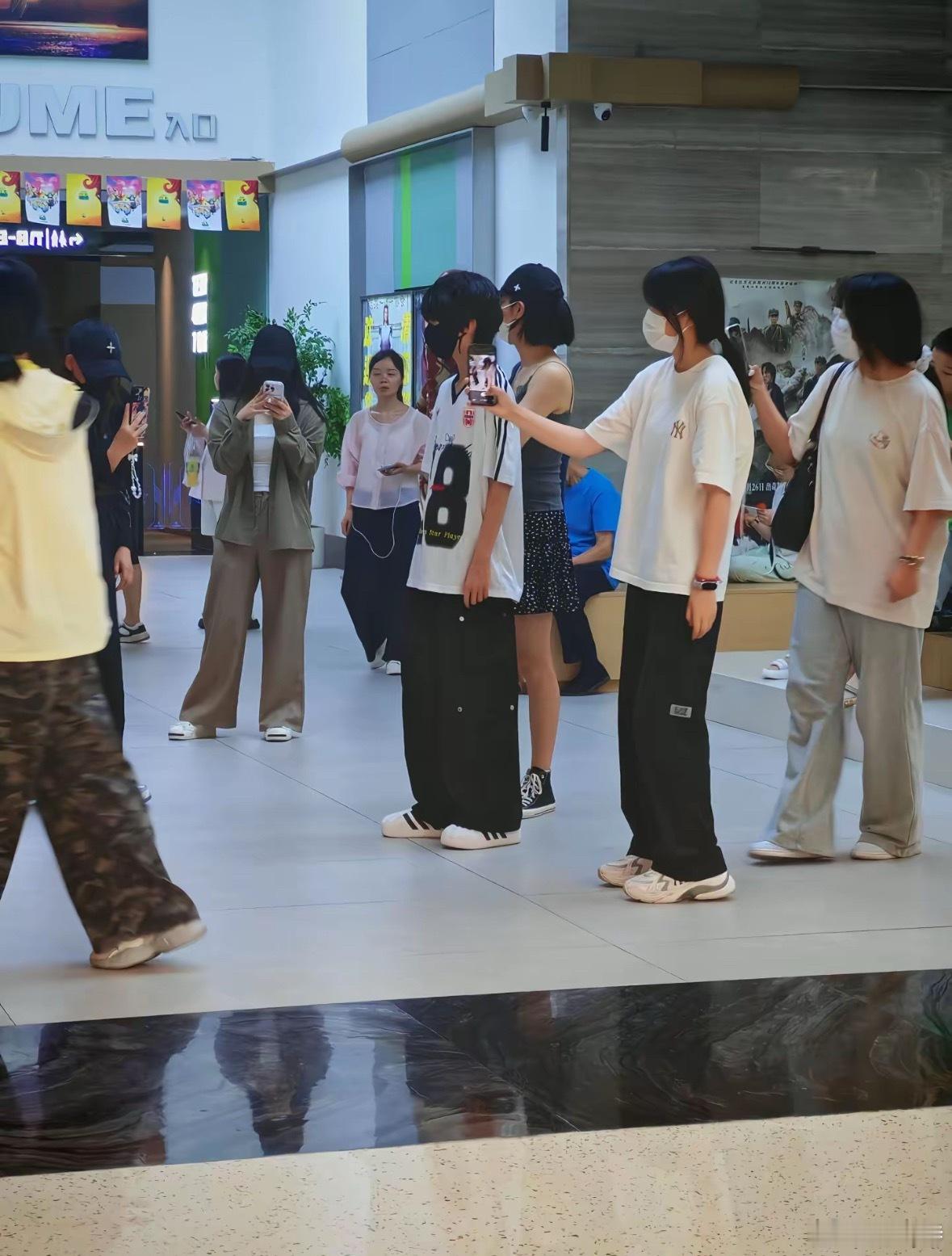 吕政熙看电影被粉丝偶遇