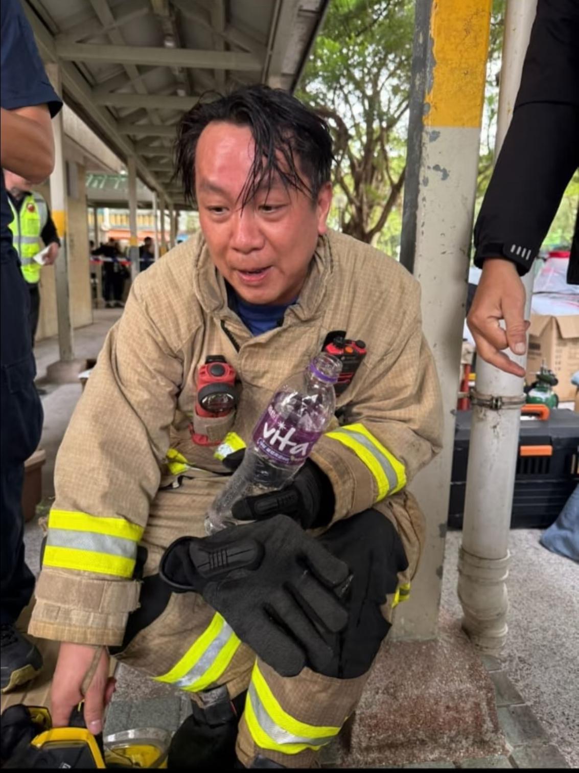 毛孩子也是家中的一员。

感谢这位消防员拯救了这么多的猫猫和狗狗。

有人质疑为