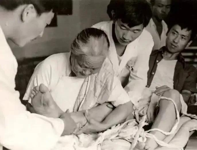 周总理笑着说："您医术出众，在北京名气越来越大，不如取名罗有名，寓意医术扬名四方