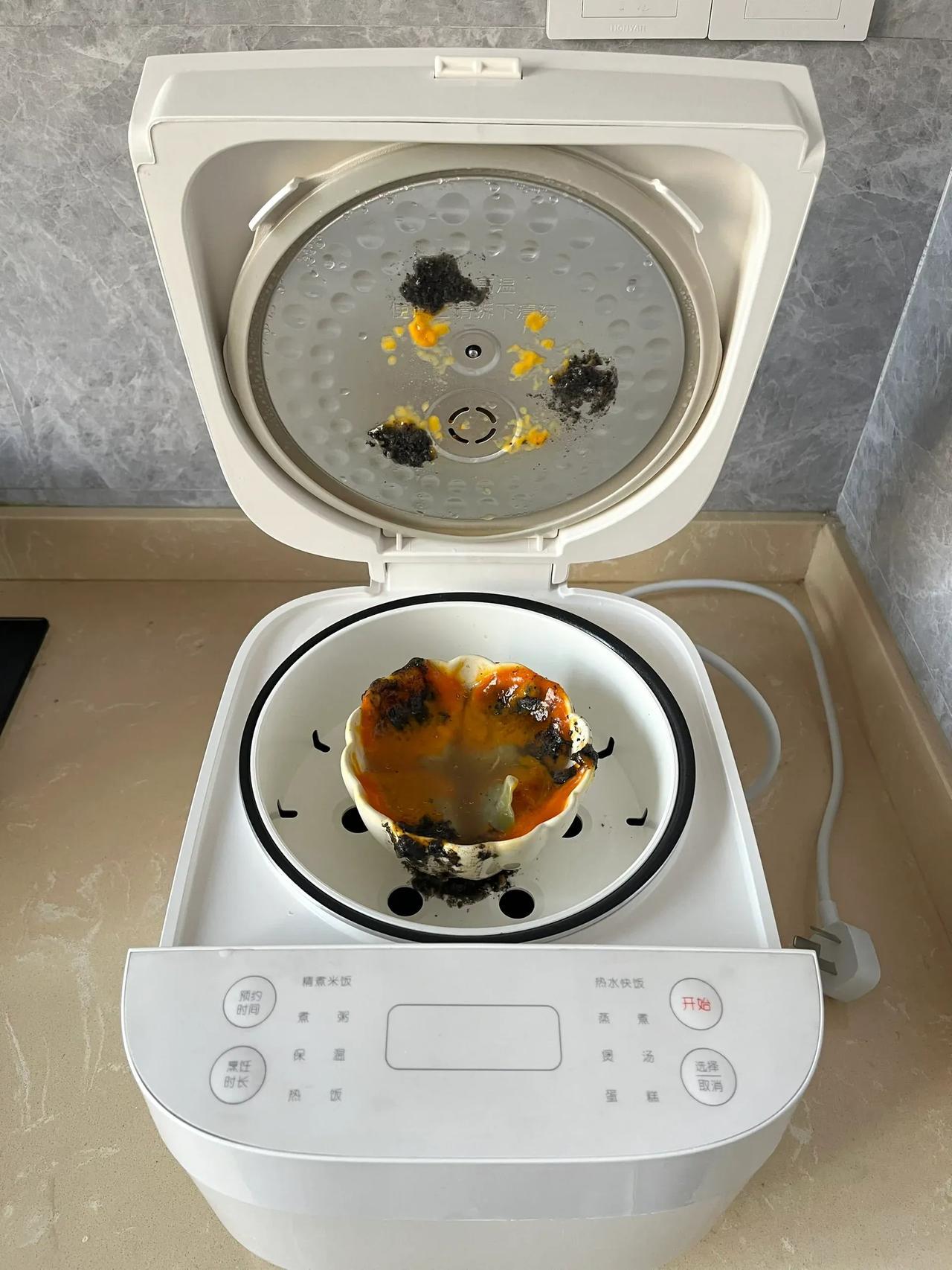 救命！谁家男朋友会用电饭煲蒸汤圆啊？
打开电饭煲的瞬间 感觉小脑萎缩了…
应该没