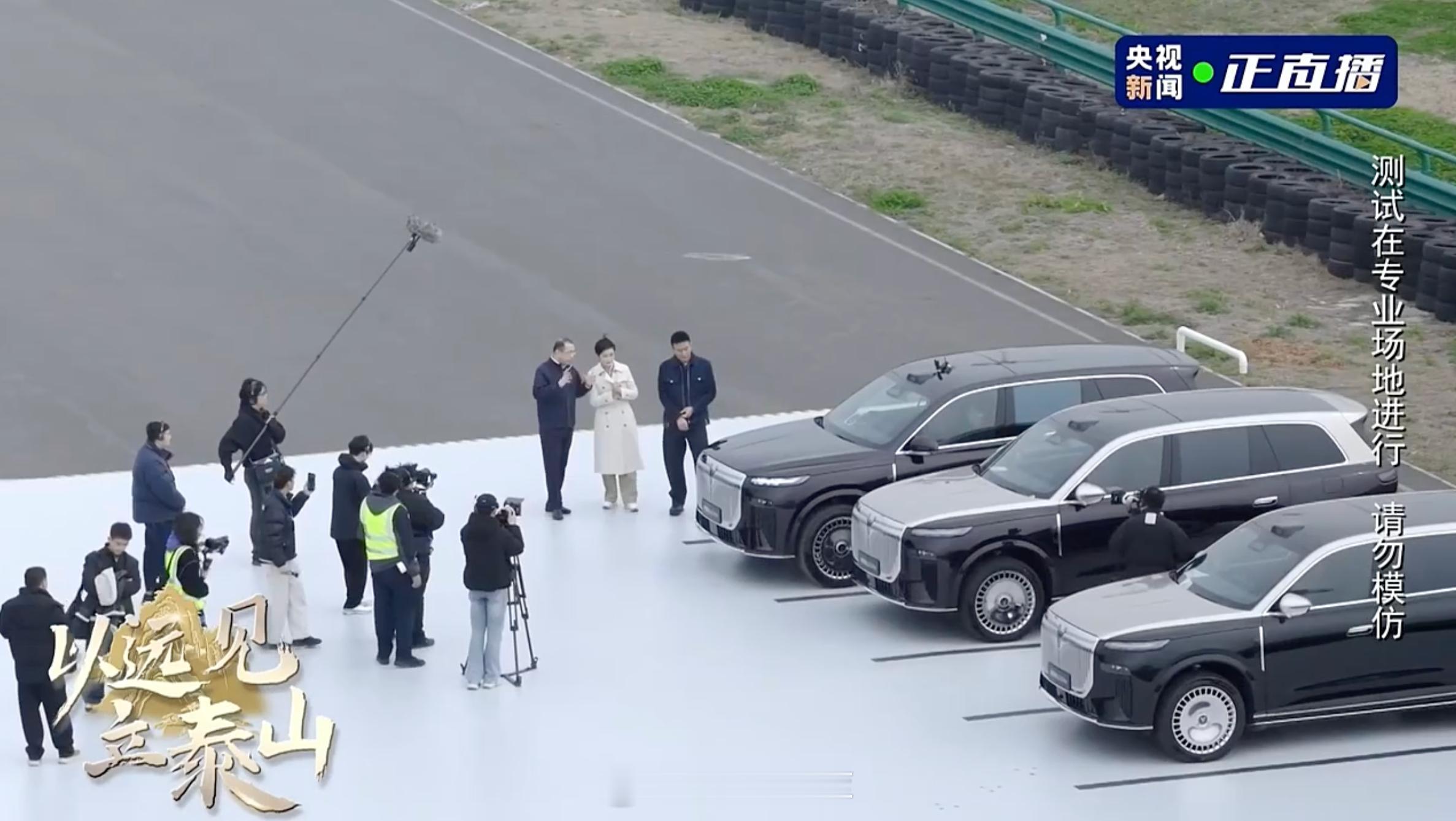 岚图泰山在央视直播中，实测了自动泊车。可以停 2 米宽车位、识别车后异形障碍物。