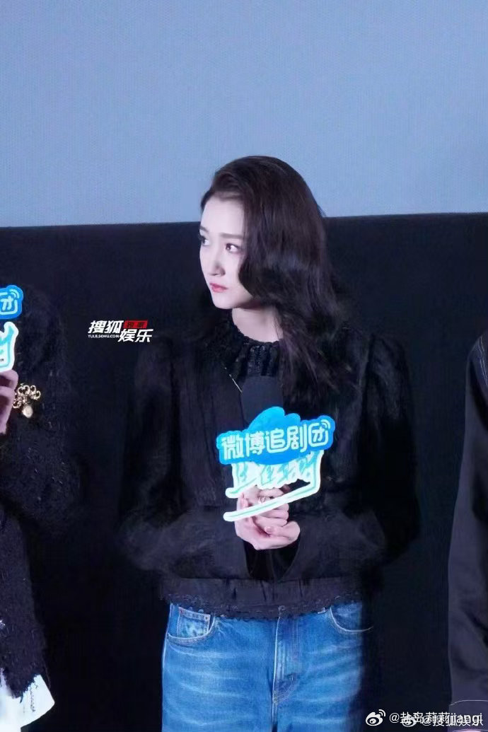 关晓彤回应生逢其时演技关晓彤说齐时像一束光照亮自己，角色和小时候的自己很像，演员