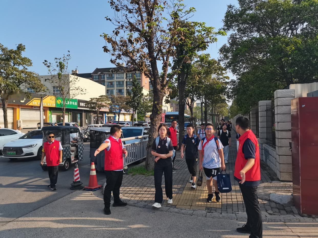 站护学岗不到2分钟，45岁家长竟突然倒地身亡，这究竟是怎么回事？
12月29日下