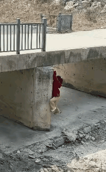 小女孩的行动要吓坏多少爷爷奶奶们。