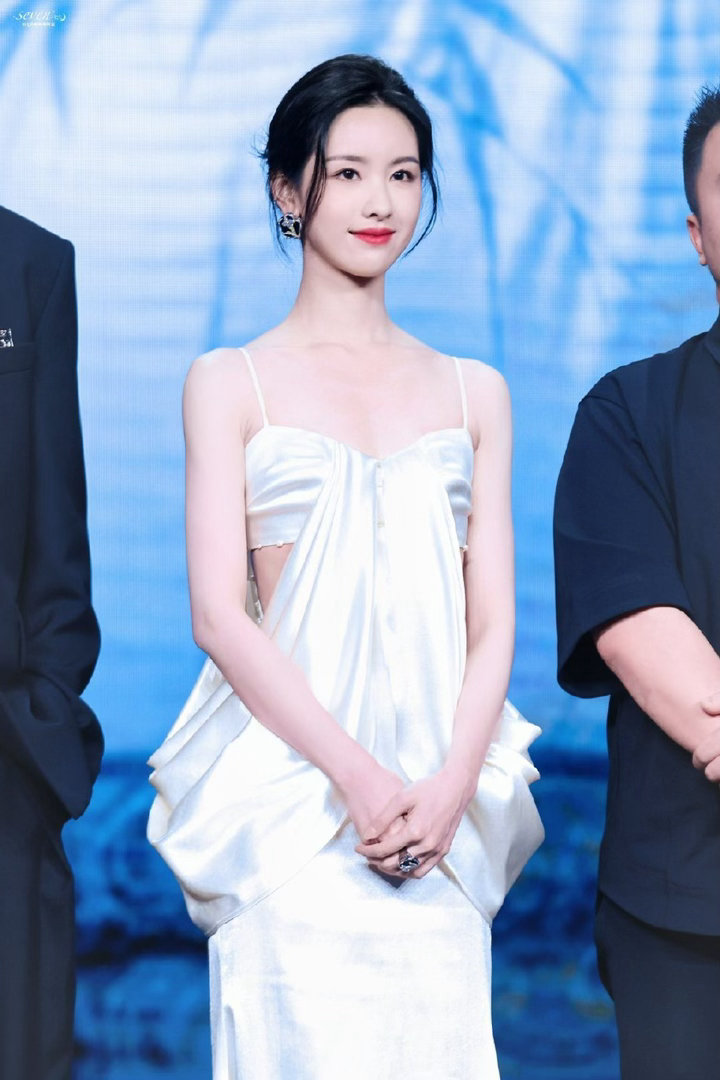 陈都灵你神图有啦陈都灵媚感是天赋 陈都灵的媚感，确实很难模仿。不是表情管理的问题