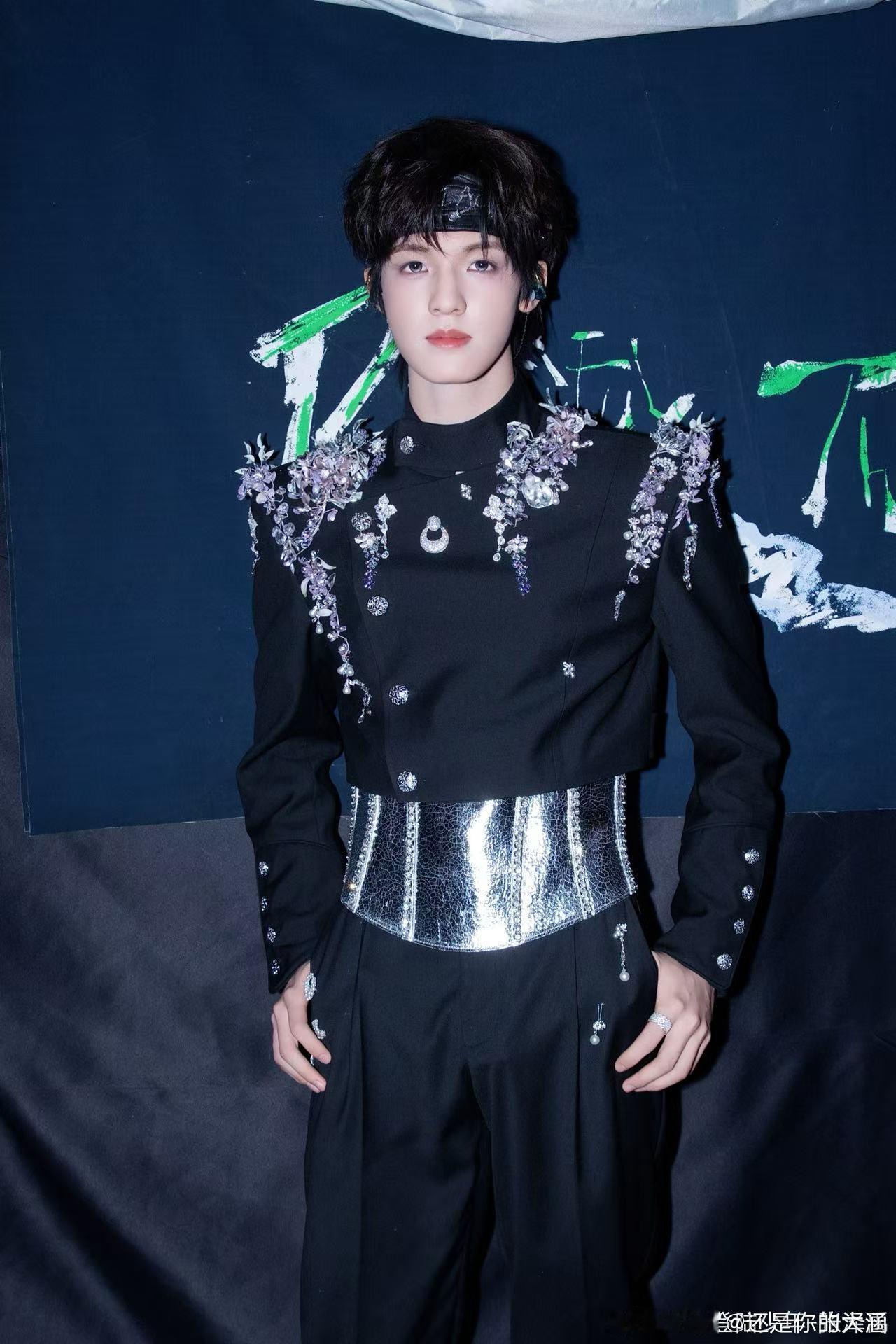 张泽禹黑发vs绿发 不用纠结更喜欢哪一款，黑发绿发各有各的味道，日常和舞台风格都