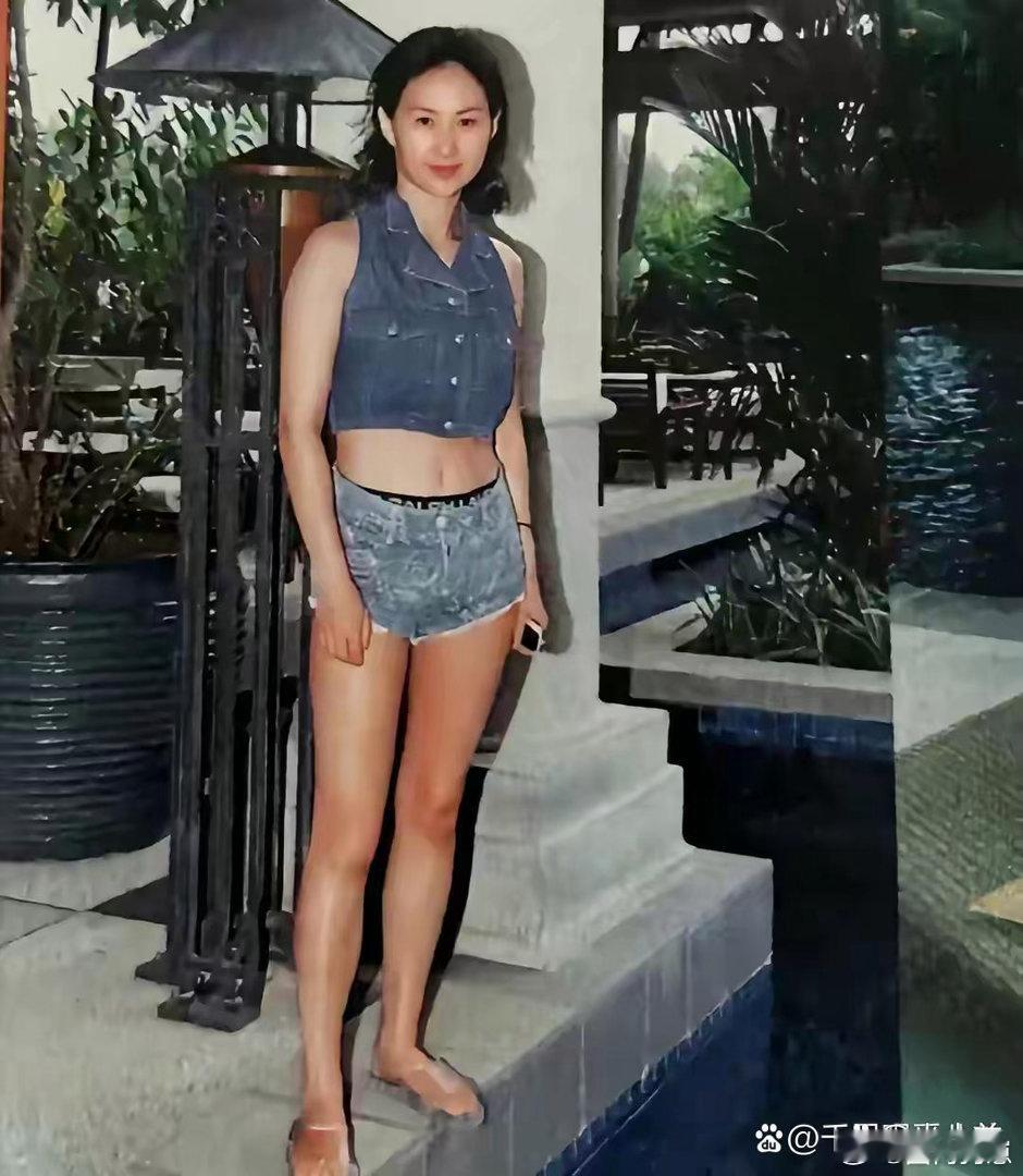 何超琼身姿窈窕容貌绝美，家世颜值皆是顶配，却一生无伴侣无子女。人生本就难有圆满，