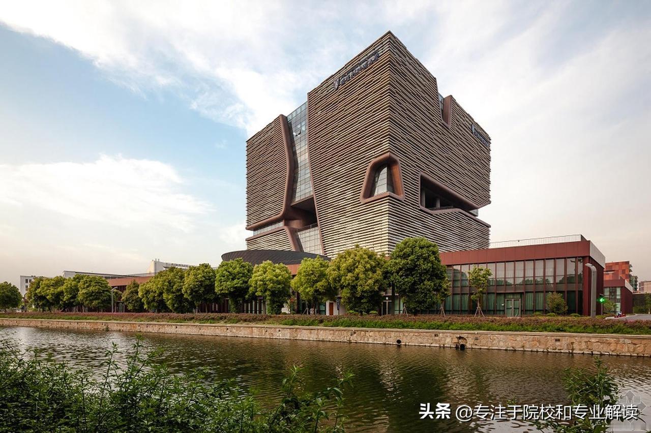 川大VS西交，两所西部高校全方位大比拼，你觉得谁更胜一筹？

论地位：都是教育部