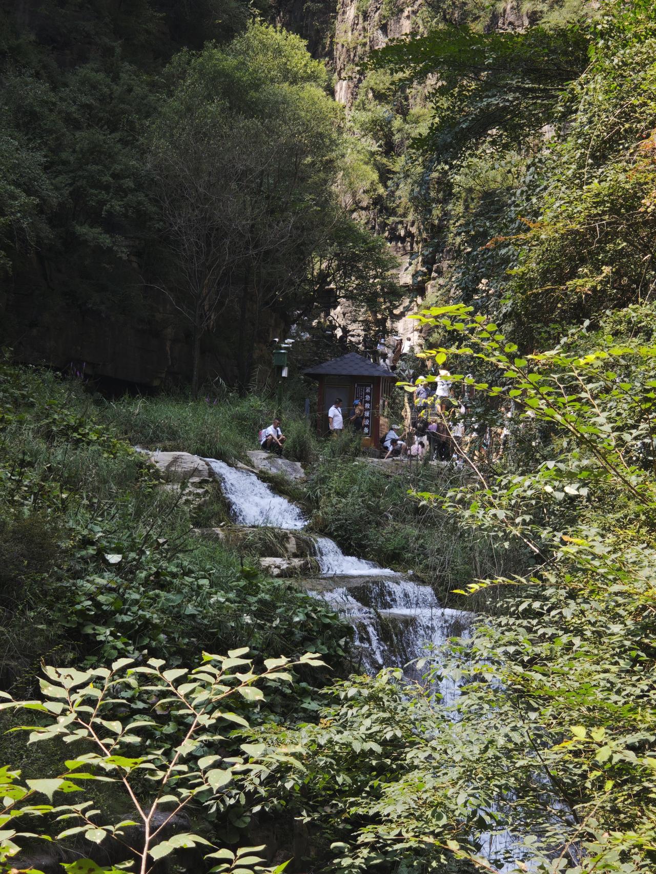 无题
文/夏文辉

闻说山有窍，云封不记年。
提壶踏青去，醉里即神仙。

绿柳春