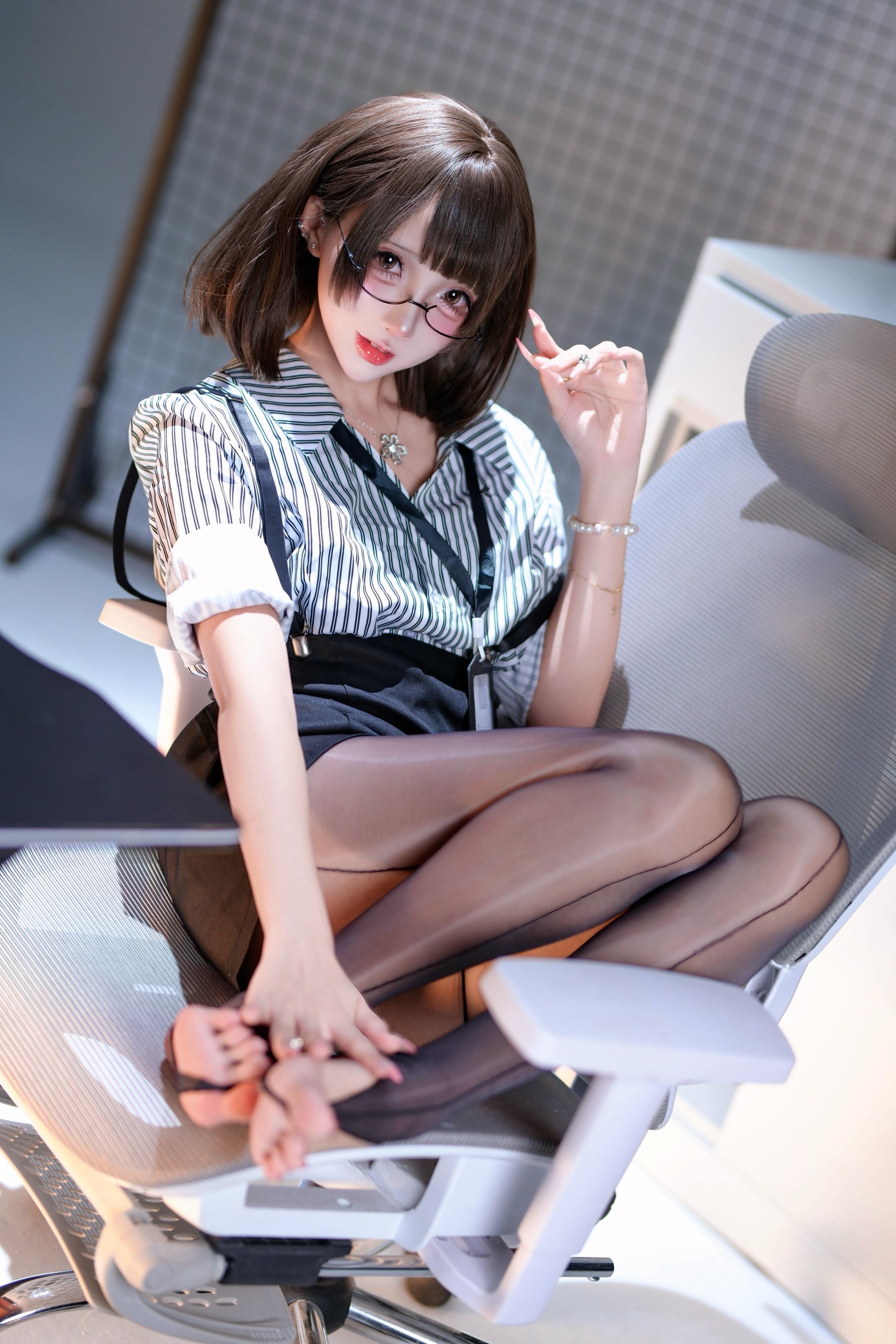 办公室里的那个笨蛋秘书…