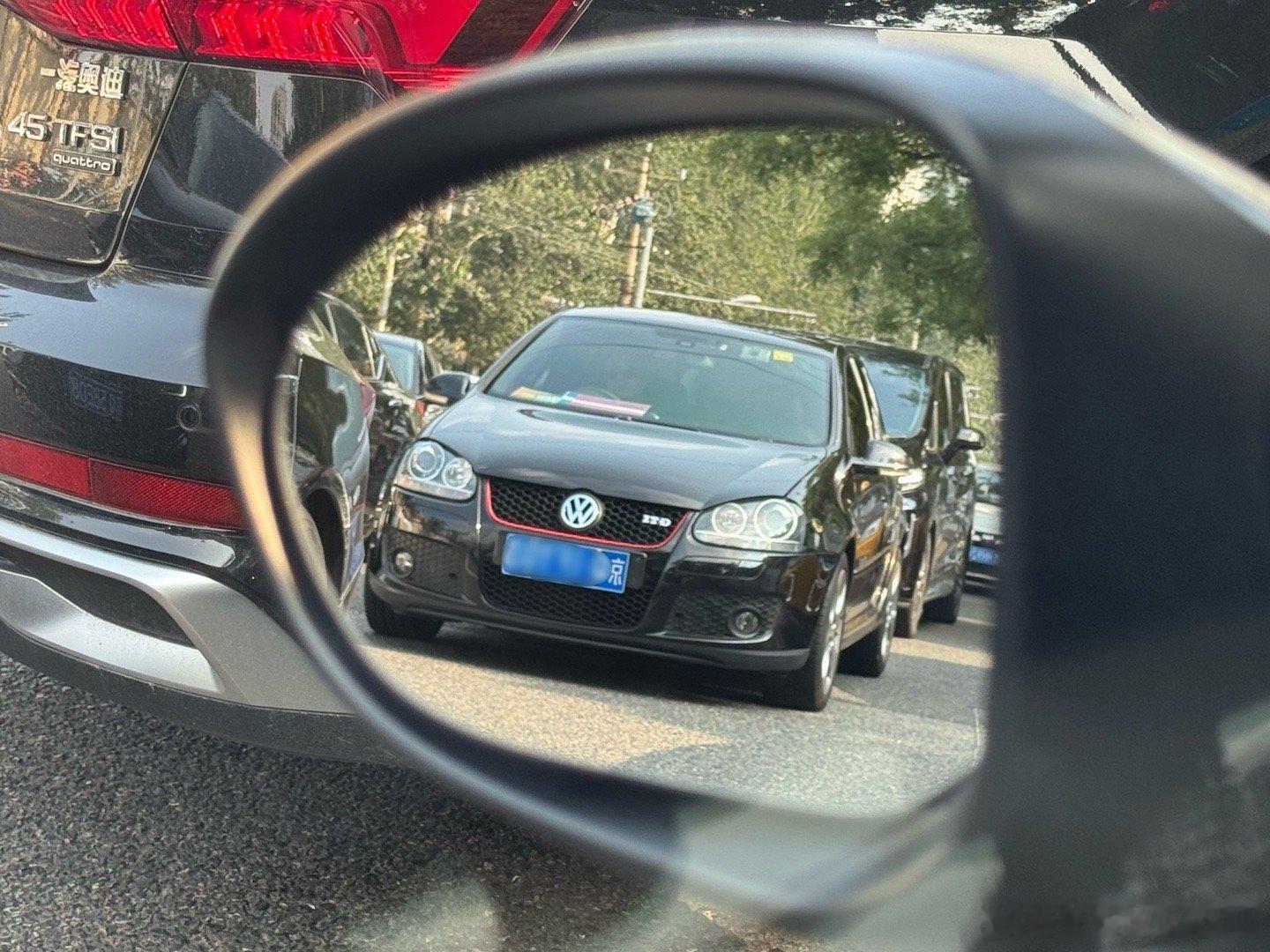 我发现很多当年喜欢的车，至今依旧漂亮，前几年觉得丑的车，到现在也看不惯。[微笑]