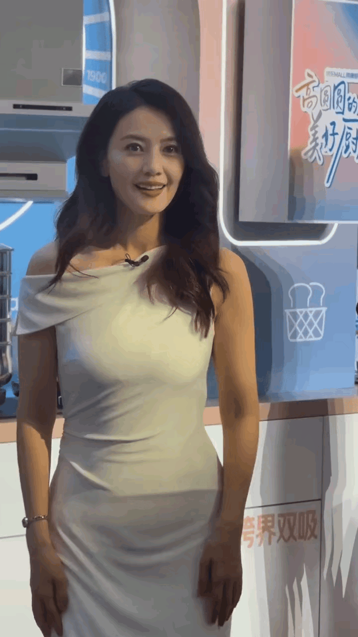 高圆圆气质杠杠的，笑得非常开心地走了过来，她的这一笑太美了，一笑千金(和千金一笑