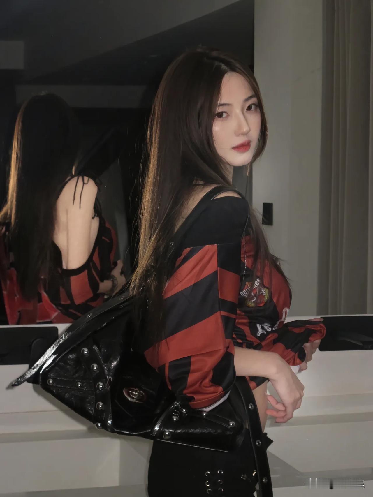 红袖添香夜，镜中人影长。