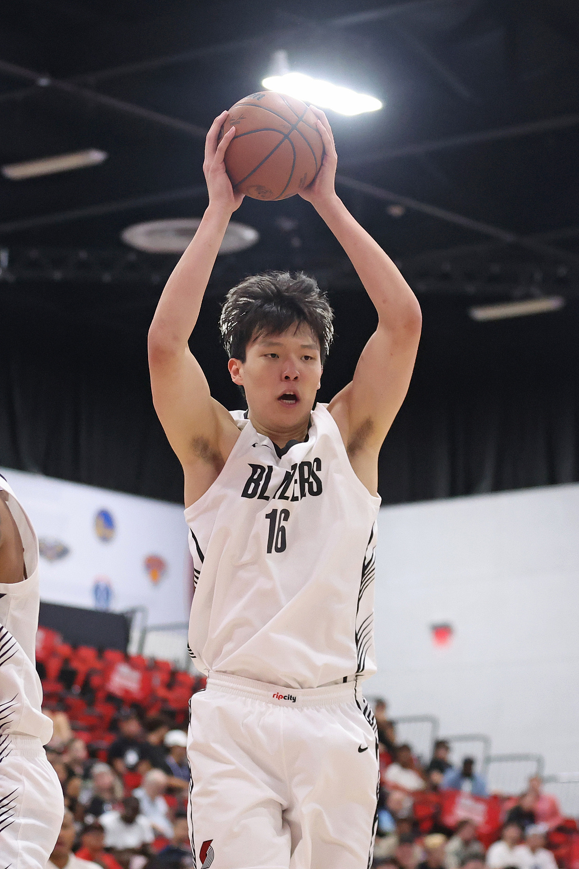 篮板创新高！杨瀚森贡献8分8板5助3帽，正负值+19[加油]NBA夏季联赛，开拓