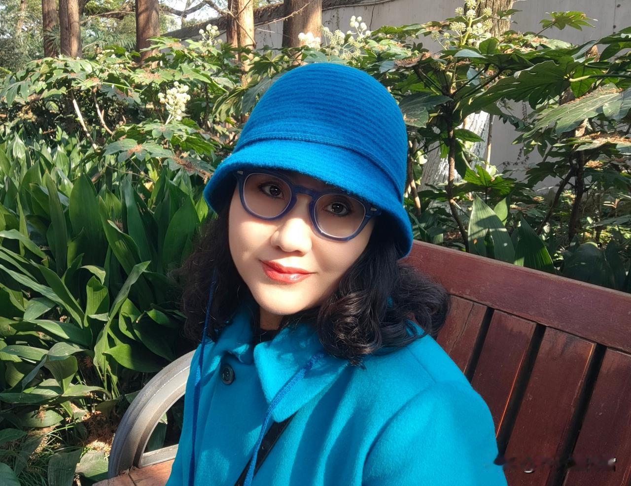 冬日的西湖

图12：邂逅一只大黑猫，不瘦，看样子衣食无忧。

图七:冬天也有簇