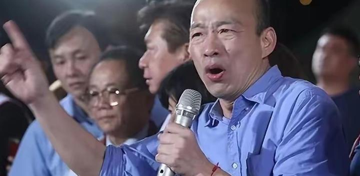 七月的高雄凤凰花如火，但更炙烈的，是2023年那场已然拉开大幕的选情。

柯志恩