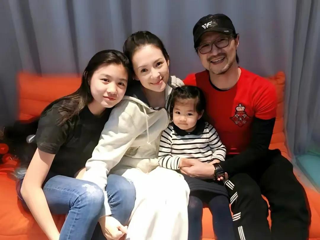 还别说，这母女三人长的还挺像，小苹果越大越像章子怡，比亲妈都像……在一起生活久了