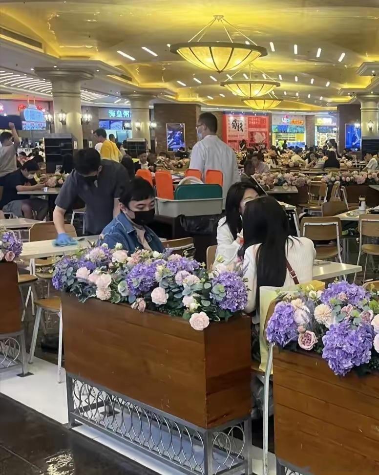 王思聪和两位美女现身澳门，在大排档店吃粉，穿衣打扮不像富二代 ​​​