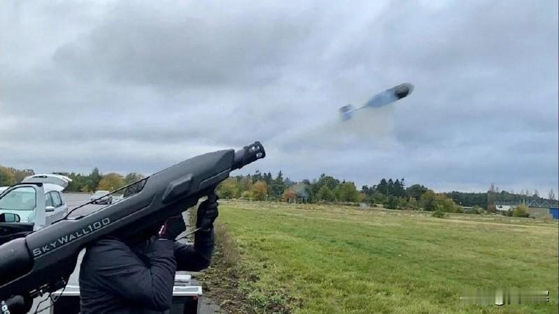 《图片报》报道，德国拨款1亿欧元用于机场反无人机防护。
 
该计划将组建一支13