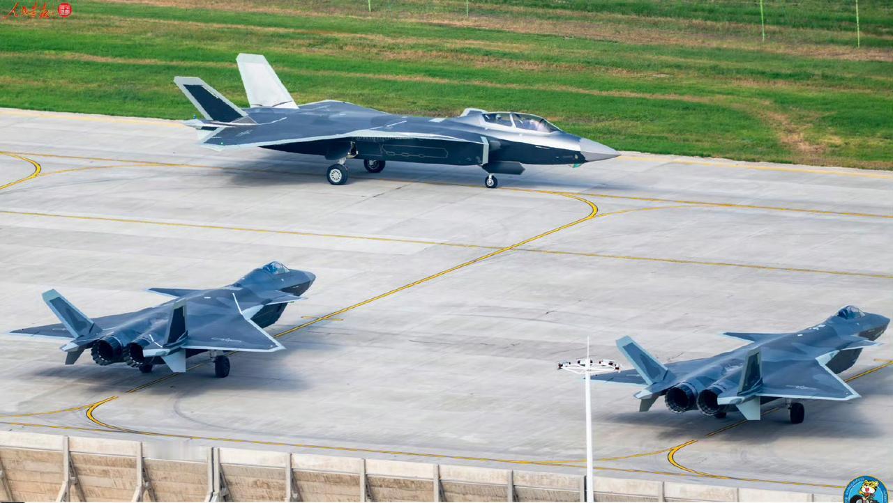 J20、J20A、J20S三兄弟同框 烽火问鼎计划 
图源 @万全 ​​​