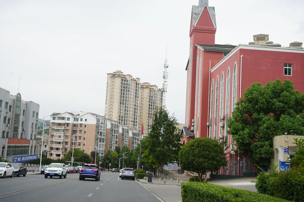 黄埔军校建立 实出孙中山先生的无奈，陈炯明叛乱期间，他哭笑不得地对身边来自各路伸