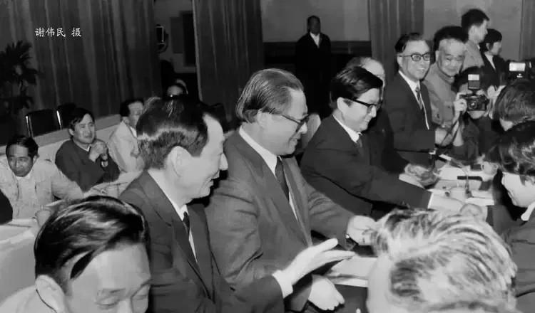 这是一张非常罕见的照片，摄于1988年。照片从左一到左四这四位都是我们非常熟悉的