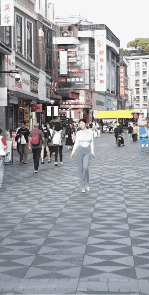 真是自信呀，也不知道他的自信来自哪里？光看他走路的样式就知道了。如果没有点儿自信