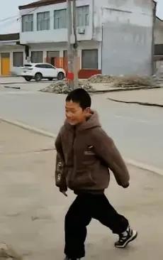 破防了！安徽宿州，男孩假期到爷爷奶奶家，在门口玩耍时，突然发现门口有军车路过，原