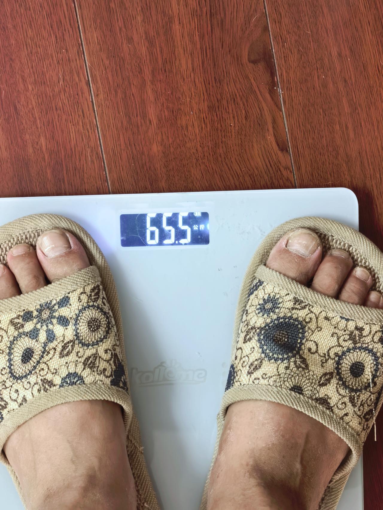 戒酒一年，体重终于回到了我理想的最佳状态——65kg，整整瘦了十斤。
 
从前日