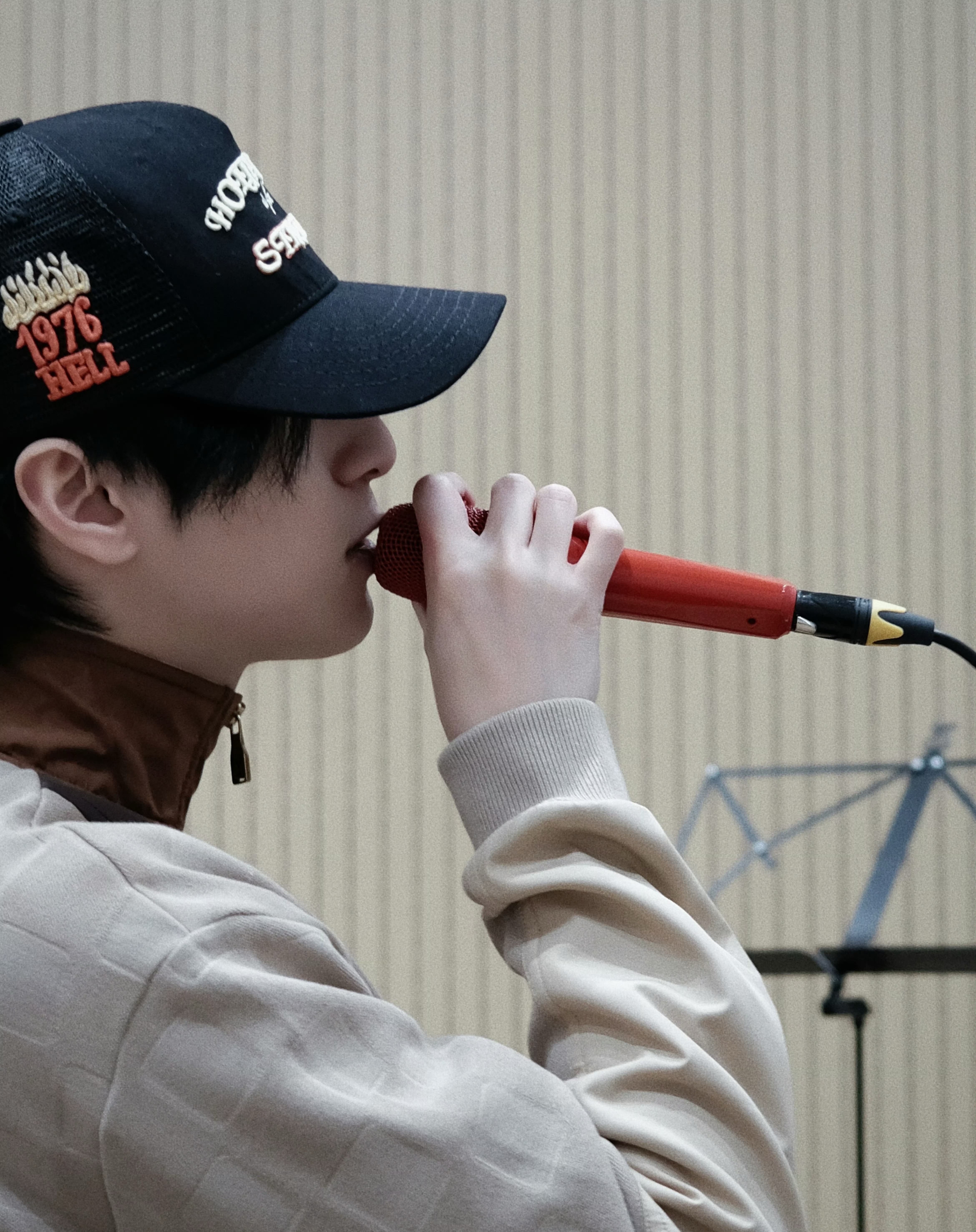 等你攥着红话筒，站在满场红色灯海里开自己演唱会那天🥹 严浩翔在静心准备新东西 