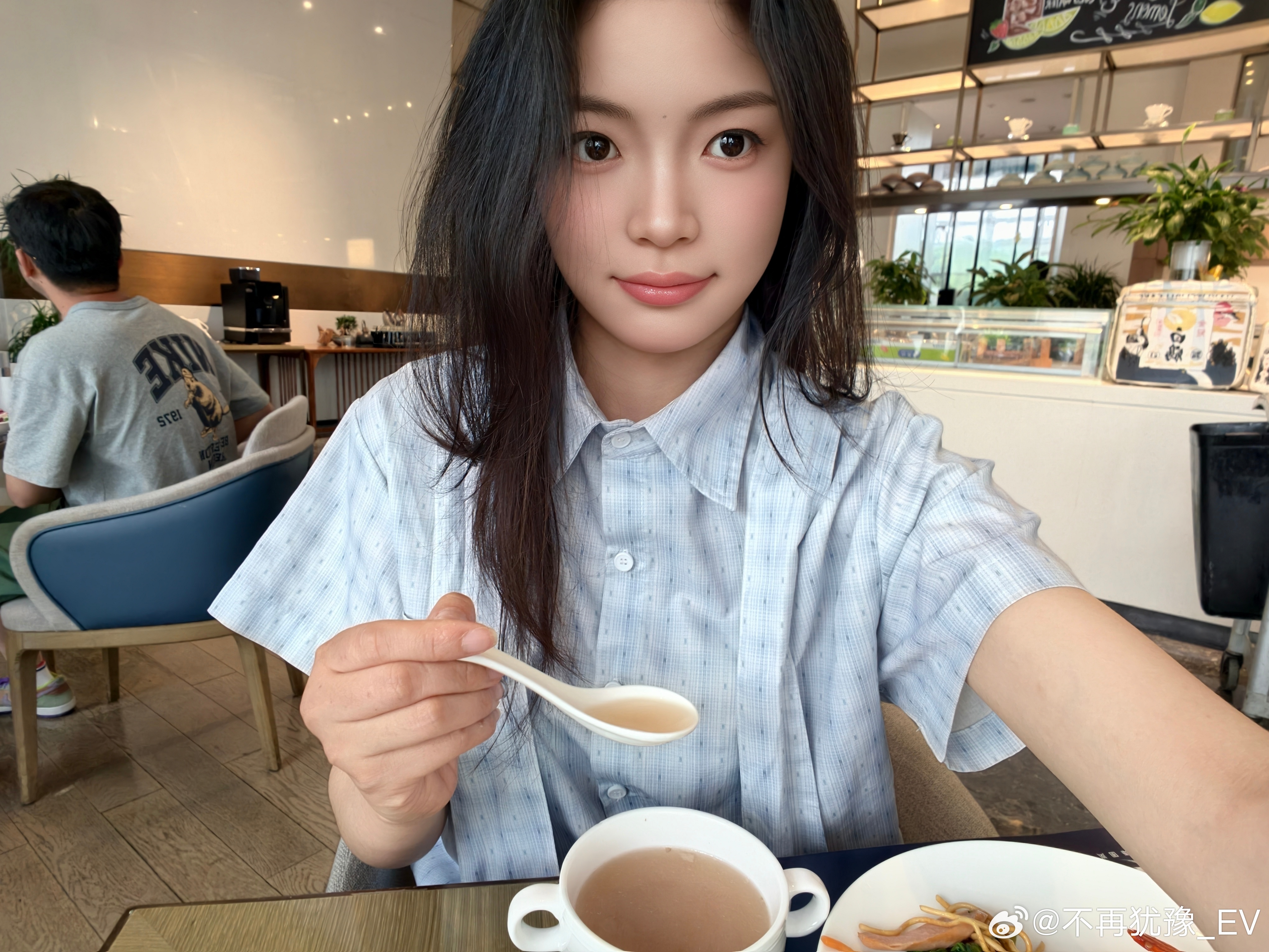 抵达酒店啦，房间还没安排好，索性先干饭，吃饱了再慢慢办理入住
