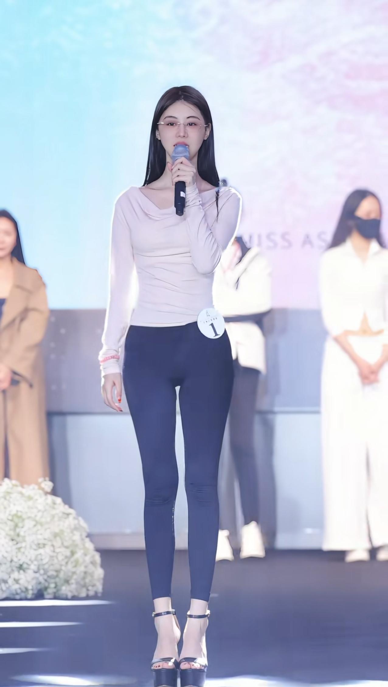 小姐姐长得有点像马思纯，眼睛瞪得像铜铃。
中华小姐广州赛区参赛选手夏慎琦，身高1