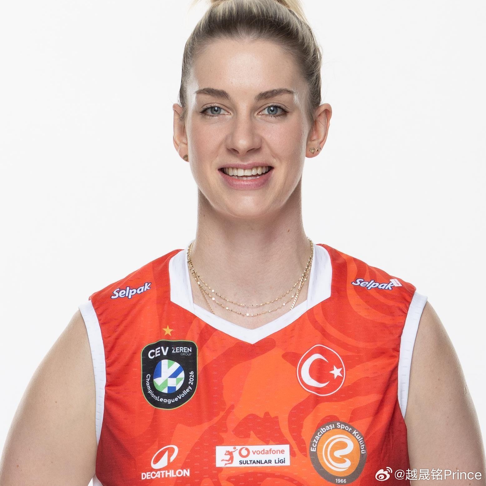 🟠 按最新转会消息，巴西奥萨斯科俱乐部已与波兰国手马格达莱纳.斯蒂希亚克就下赛