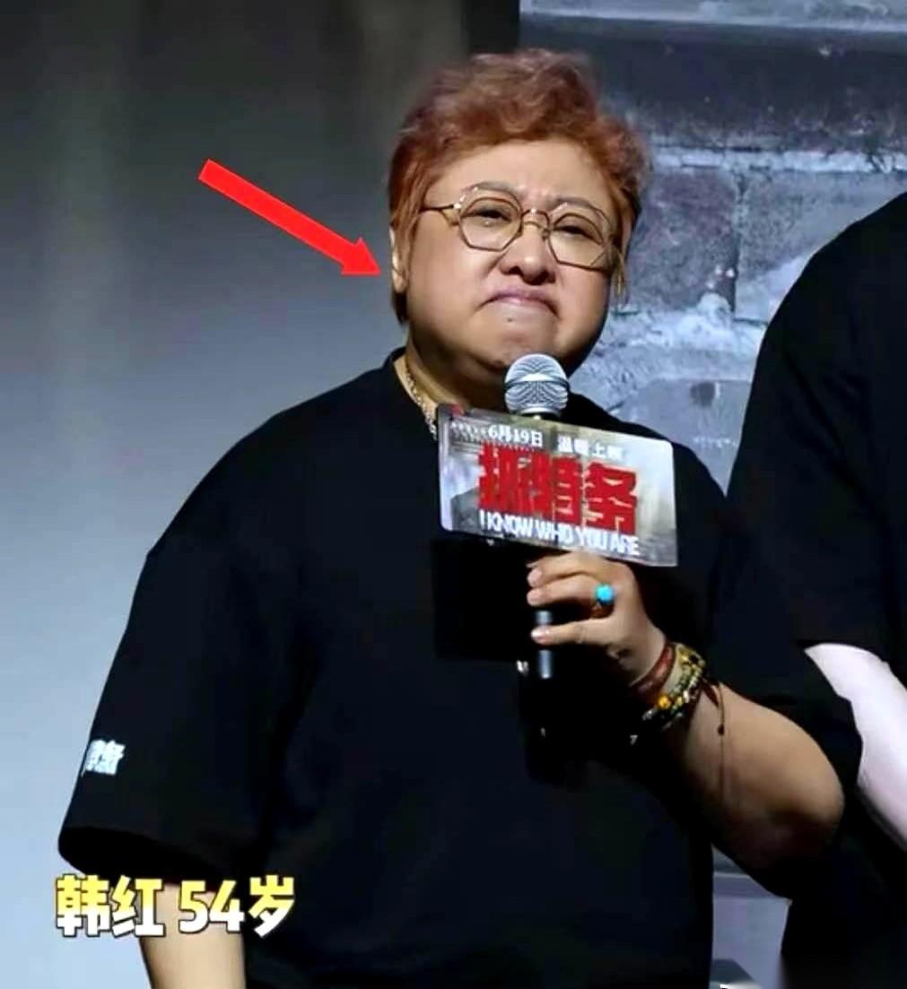 哪怕你是韩红，也有被“人情世故”按在地上摩擦的时候。
就那个拉票的视频，你放大看
