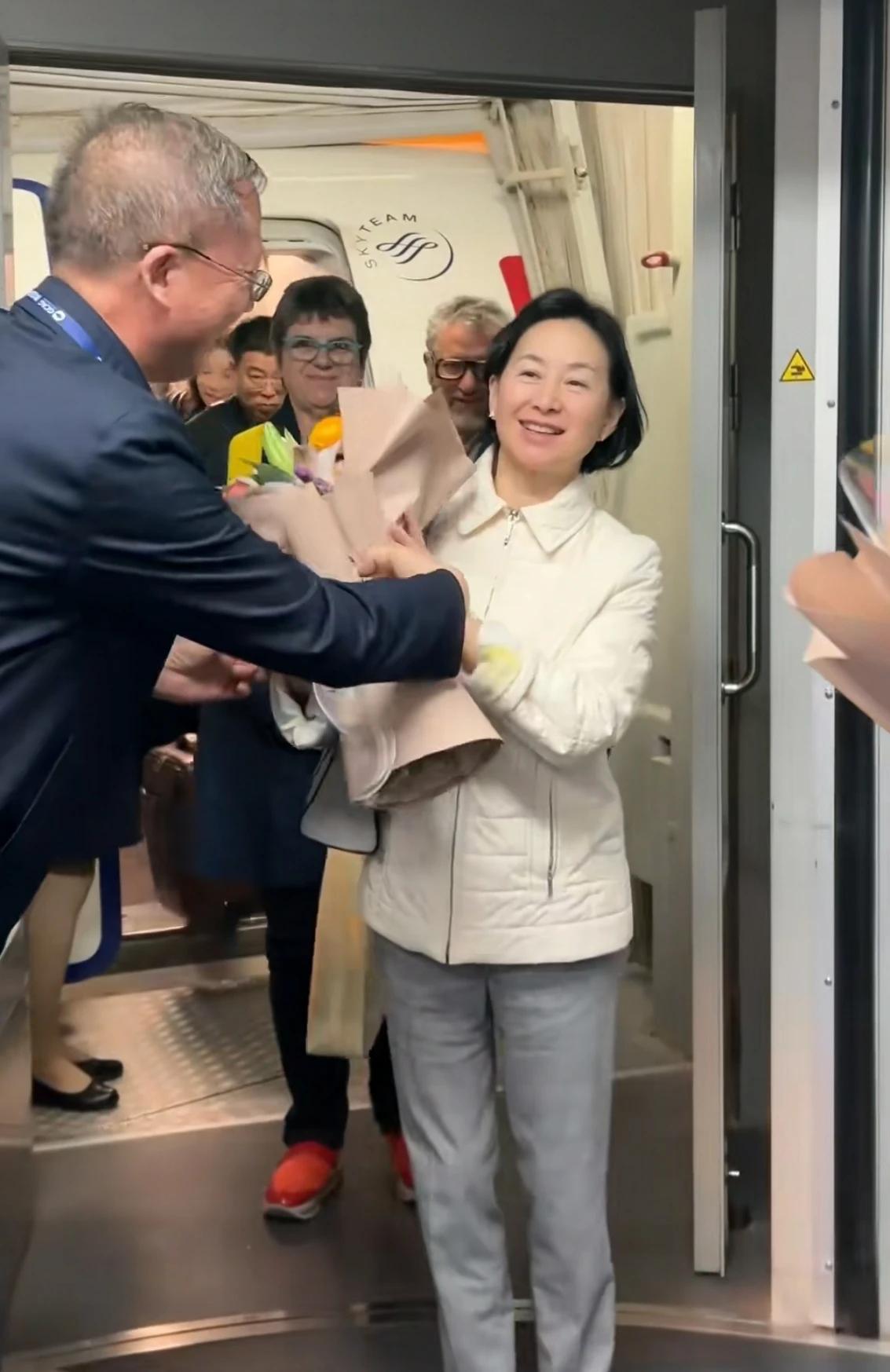何超琼赴甘肃敦煌莫高窟，这排面也是厉害了！竟获85岁高龄的樊锦诗院长亲自接待，两